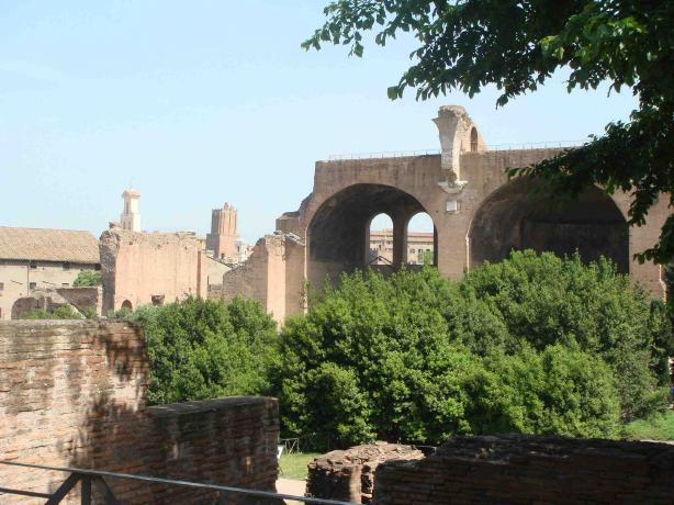 ※　バジリカ　=>　古代ローマで、裁判所や取引所などに使用した特殊な形式の建物。